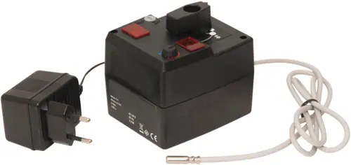 Oventrop Stellmotor in kompaktem Design, mit Anschlusskabel und Adapterstecker. Kontakte und Bedienelemente auf der Oberseite. Weißes Steuerkabel verläuft seitlich.